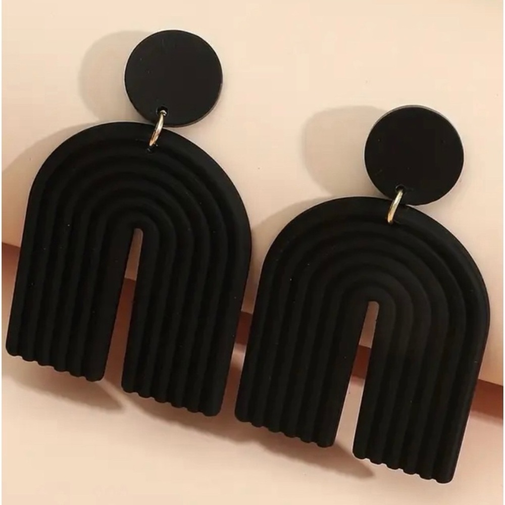 🆕 Matte Black Chic Acrylic U-Shaped Dangle Earrings